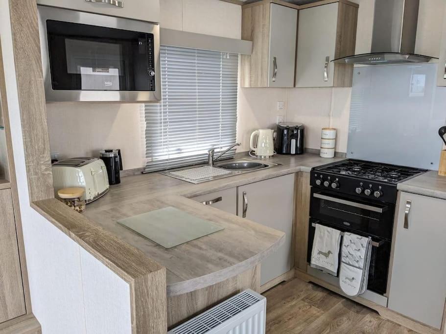 Beautiful Pet Friendly Southerness Caravan With Sea View & Decking Area Mainsriddle Экстерьер фото