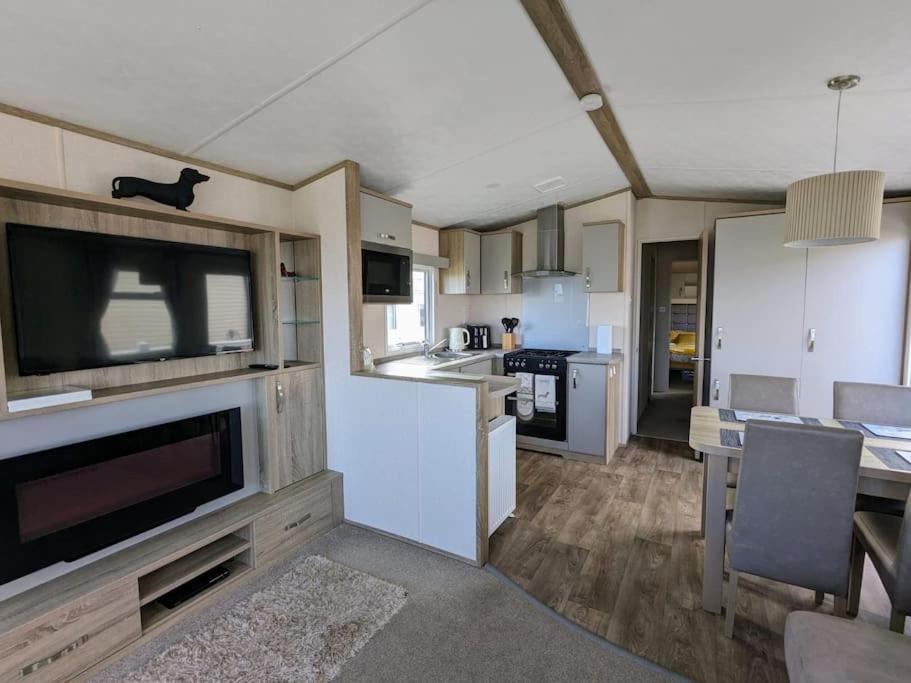 Beautiful Pet Friendly Southerness Caravan With Sea View & Decking Area Mainsriddle Экстерьер фото