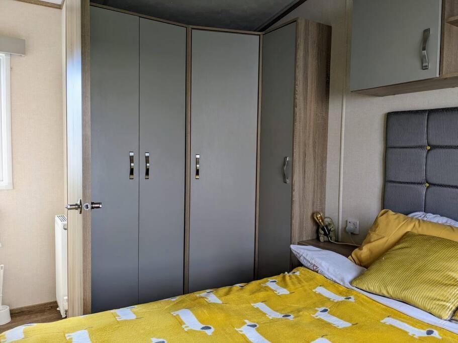 Beautiful Pet Friendly Southerness Caravan With Sea View & Decking Area Mainsriddle Экстерьер фото