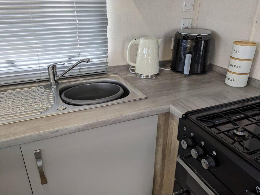 Beautiful Pet Friendly Southerness Caravan With Sea View & Decking Area Mainsriddle Экстерьер фото